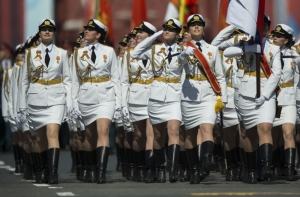 Британские СМИ обвинили Москву в попытках «оглушить врага армией миниюбок»