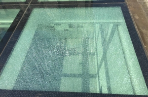 Ремонт стеклянного пола у Художественного музея обойдется в 10 тысяч евро