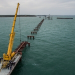 На морских участках началось строительство моста в Крым