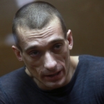 Жена Павленского сообщила об избиении художника конвоирами в суде