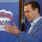 Медведев назвал праймериз в США шоу с участием «ряженых»