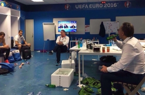 Министр спорта РФ выпил пива с футболистами после ничьей со сборной Англией