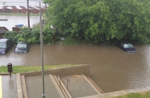 Ливень парализовал движение транспорта в Риге