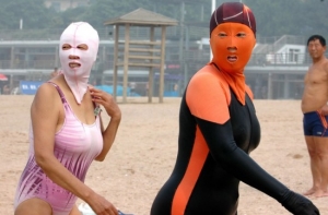 FACEKINI: Вы же знали, что в Китае загорают в масках?
