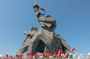 Публицист: русские в Латвии идентифицируют себя только с 9 мая