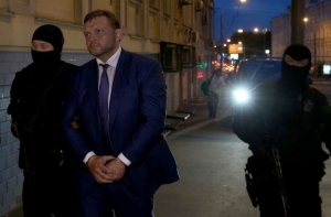 Губернатора Кировской области поймали при получении третьей части взятки