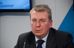 МИД: Латвия готова защищать своих соотечественников в Великобритании