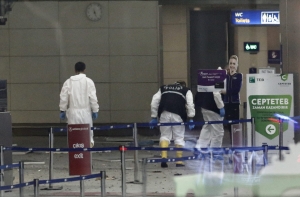 В результате взрывов в аэропорту Стамбула погибли около 50 человек