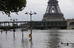 В Париже снижается уровень воды в затопившей город Сене