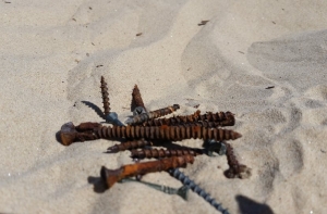 Посетителей Юрмалы предупреждают: на пляже разбросаны шурупы