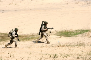 Разгром такси в Риге: боец НАТО просит помощи у посольства Великобритании