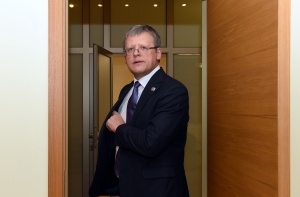 Газета: глава Минздрава - VIP-клиент, лечится без очередей и квот