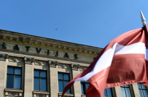 Социолог: жители Латвии – пассивные, они не выйдут на улицы протестовать