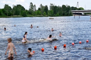 Вода в реках Латвии прогрелась до +26 градусов