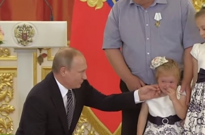Путин не смог успокоить расплакавшуюся в Кремле девочку