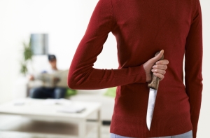 Убийство в Риге: женщина отомстила обидчику, перерезав ему горло