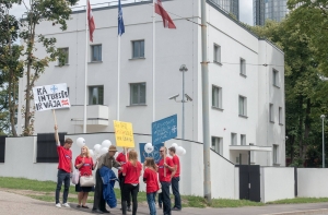 Акции «за» и «против» военного присутствия НАТО собрали 15 человек