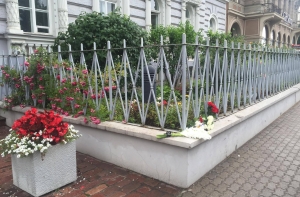 Жители Латвии несут цветы к посольству Франции