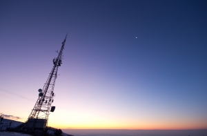 Трое парней из Кулдиги решили выпить на 200-метровой вышке без страховки