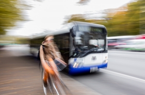 Rīgas satiksme о наезде на пешехода: столкновения не было, он сам упал!