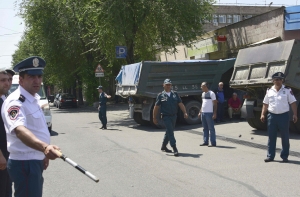 В сети появилось видео захвата здания полиции в Ереване