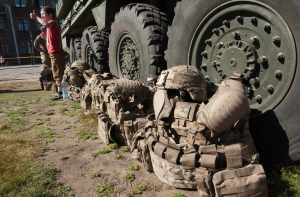Очевидец: во дворе Вецмигрависа «припарковали» военный бензовоз