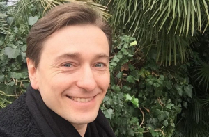 Актер Сергей Безруков показал новорожденную дочь