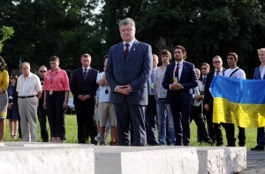 Порошенко заметили в Варшаве с порванным носком