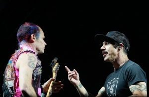 Белорусские таможенники заставили Red Hot Chili Peppers подписывать диски Metallica