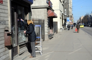 В центре Риги на женщину напали и пытались затащить в автомобиль