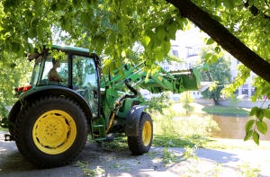 В Риге трактор столкнулся с пассажирским автобусом