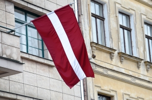 Задержан молодой человек, подтершийся флагом Латвии