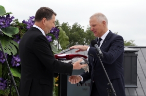 Президент подарил олимпийской команде ржаной хлеб