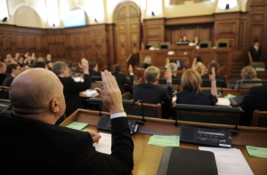 Депутаты не хотят лишаться права воздерживаться на голосовании в Сейме