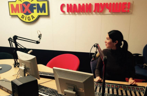 Диджей радио MIX FM 102, 7 Полина Кузьмина присоединилась к игре-путешествию Latvijas Dzelzceļš