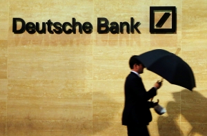 СМИ: Deutsche Bank хочет прекратить долларовые платежи латвийским банкам
