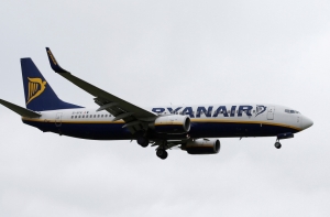 Опоздавший пассажир Ryanair попытался добежать до самолета по взлетной полосе
