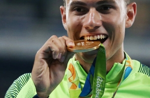 Олимпийского чемпиона из Бразилии наградили килограммом золота
