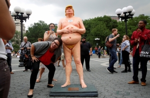 В нескольких городах США установили статуи голого Трампа
