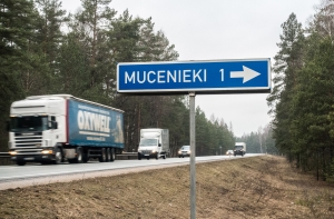 Латвийский Twitter: беженцам в Муцениеки стоит узнать, как живут сами латвийцы