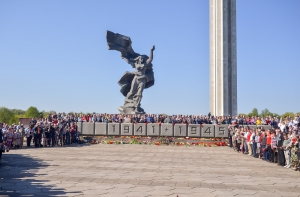 Daugavas Vanagi требует снести Памятник Освободителям: он не связан со свободой