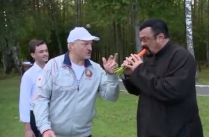 Лукашенко покормил морковкой Стивена Сигала