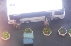 Опубликовано видео с места спецоперации по задержанию боевиков в Петербурге