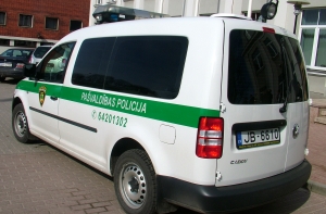 В Риге пьяный мужчина пытался затащить в машину двоих детей