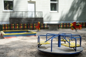 Двухлетняя девочка убежала из дома в одной рубашке и тапках