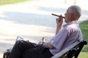 Курильщиков хотят изгнать из всех публичных мест