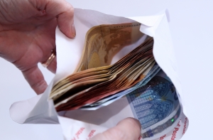 Латвийцам за 150 000 евро расскажут о теневой экономике