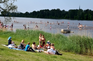 Жаркая погода в Латвии стала причиной недомогания людей