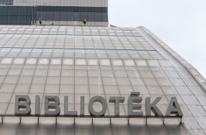 Пока чистят фасад «Замка света», дождевая вода его затапливает