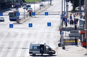 У McDonald’s в центре Риги обнаружена подозрительная сумка: движение перекрыто